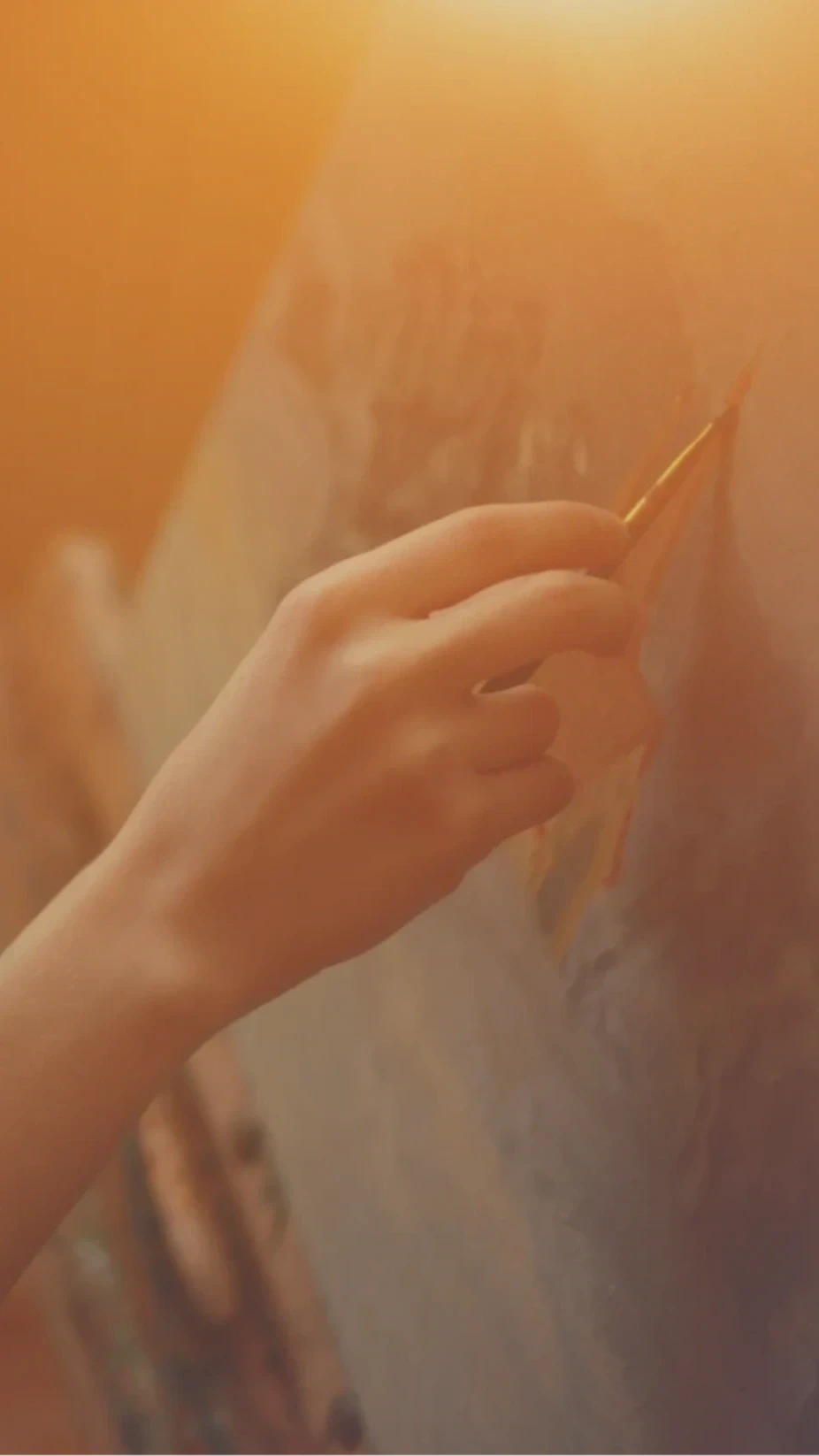 Fouzyah Alotaibi painting in her studio
